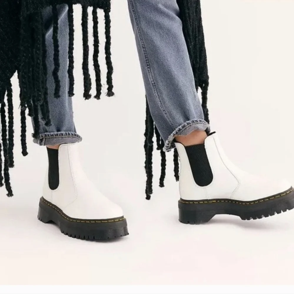 Dr. Martens Size 7 2976 White Black Leather Platform Chelsea Boot